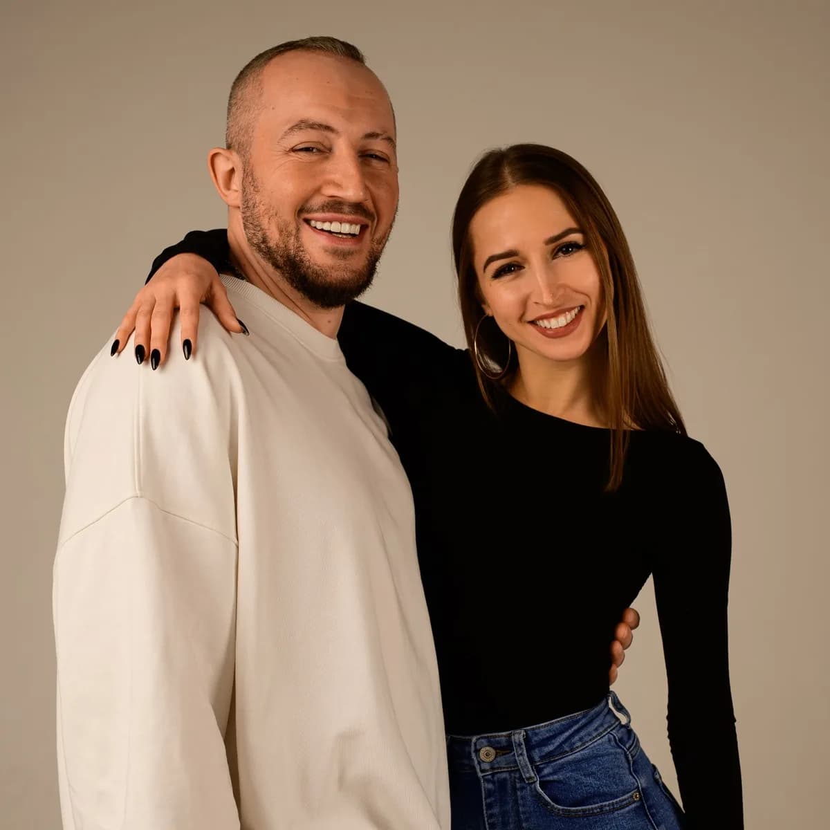 Пара танцует бачату в школе STEP TAP